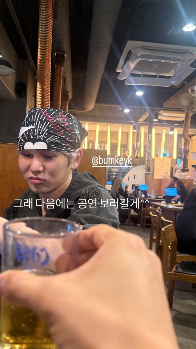 이 모든 흐름이 말이 안 됨
멤버 각자 공연있어서 방문 못함 <- 이건 돌팬으로서 최고의 그거죠
쨌든
공연 끝나자마자 뒷풀이에 쪼르르 달려온 밍을 보고 헤헤웃는 키 실존
기뻐서 애교하고 윙크하니깐 노련하게 차단하는 밍 실존
왜 안 왔느냐는 말도 안 되는 투정 부리는 키와 또 달래주는 밍 실존
