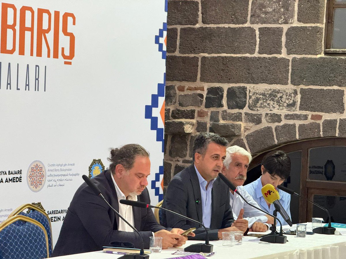 🔹 Adnan Örhan Amed Barış Buluşmalarında Konuştu

📌 “Barışı konuşuyoruz, bu anlamlı buluşma çok önemli” diyen Sur Belediyesi Eşbaşkanı Adnan Örhan, konuşmasında 50 yıllık süreçte yaşanan acılara değindi.
Örhan şu ifadeleri kullandı: “Göçler, katliamlar… Her bir arkadaşımızın