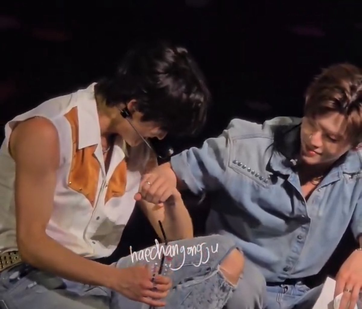 อ๋อ คือช่วงนี้ม้าคออกกำลังกาย push up แจมินชีเลยบีบฮีพี่ม้าคมะหยุดปะนะ5555555 เทรนเนอร์แจมินมาล่ะะะ