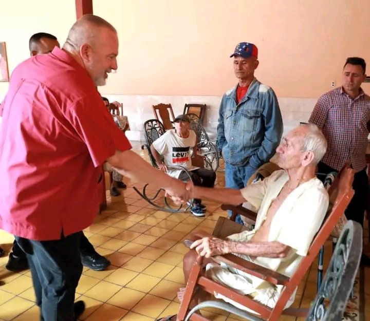 En la jornada de ayer el Primer ministro de la República <a href="/MMarreroCruz/">Manuel Marrero Cruz</a>, visitó centros económicos y sociales en el oriental municipio de Gibara en la provincia de Holguín #Cuba.