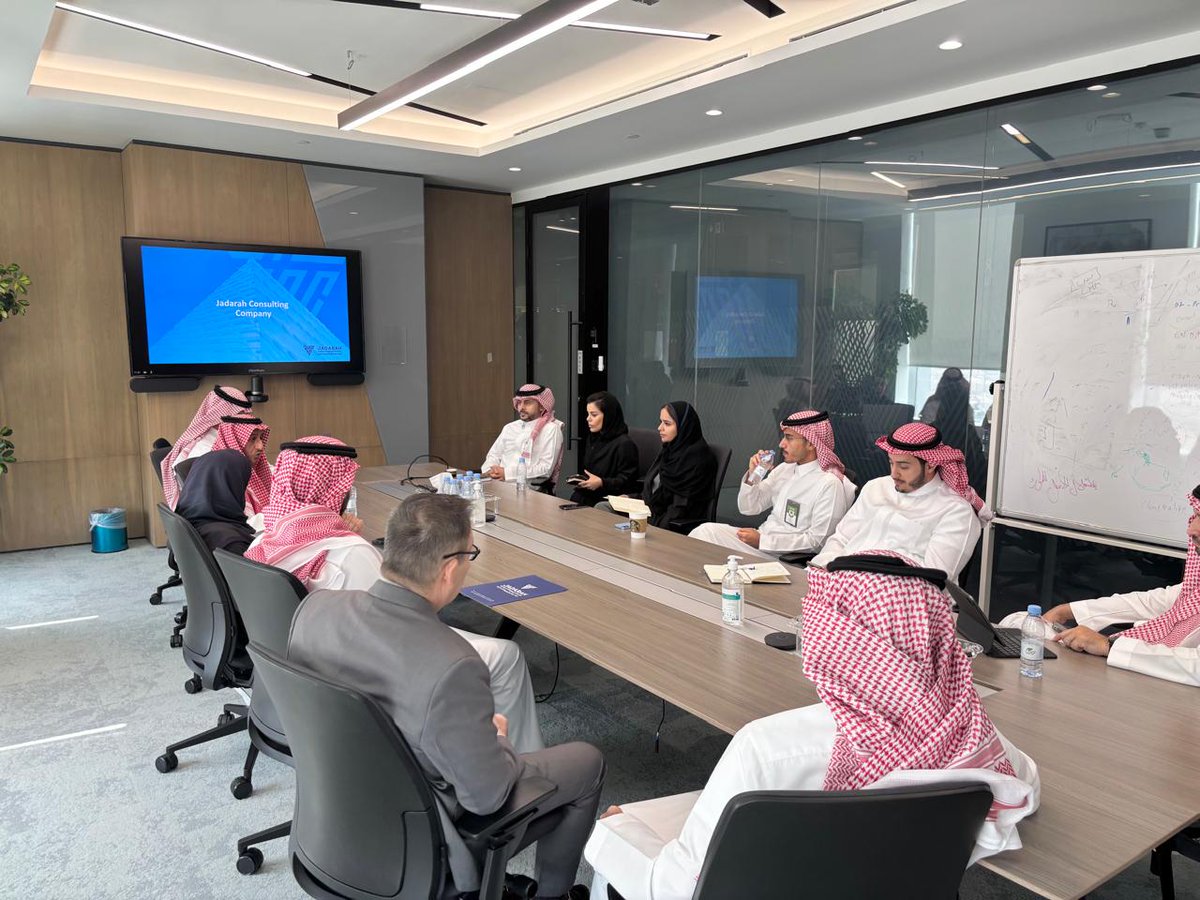 Jadarah_cc's tweet image. في جدارة للاستشارات الإدارية، نؤمن بأهمية بناء شراكات استراتيجية تُسهم في دفع عجلة النمو والتحول الاقتصادي في المملكة.

اليوم، سعدنا بعقد اجتماع في مقر صندوق التنمية الصناعية السعودي، بحضور مؤسس شركة جدارة والرئيس التنفيذي المستشار ماهر الحضراوي، ونائب رئيس الصندوق الأستاذ خليل…