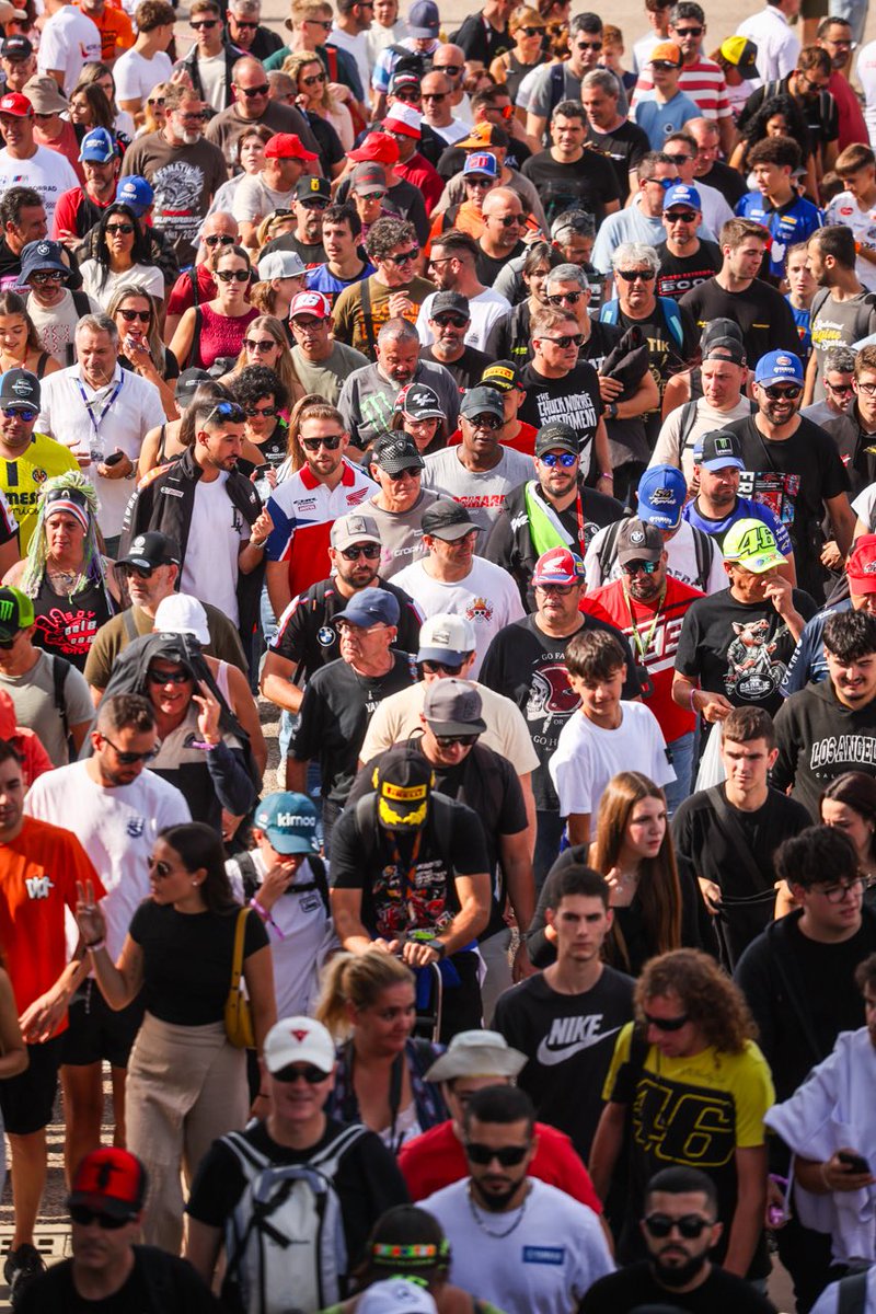 La afición se vuelve a volcar con el PitLaneWalk de #MotorLand Aragón durante #WorldSBK 🏁

☀️ El buen tiempo y la mejor expectación han sido la composición perfecta para seguir haciendo de este deporte uno de los más épicos 🙌🏼