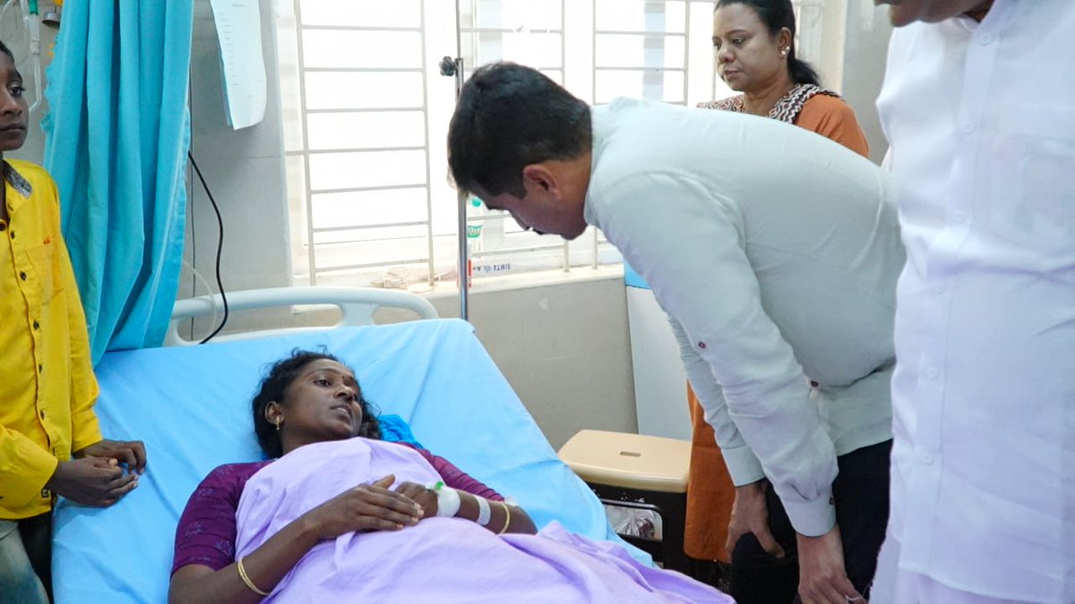 duraivaikooffl's tweet image. கரூர் கூட்ட நெரிசலில் சிக்கி சிகிச்சை பெற்று வருபவர்களை மருத்துவமனையில் சந்தித்து ஆறுதல் கூறினேன்.

கரூரில் தவெக தலைவர் சகோதரர் விஜய் அவர்களின் பரப்புரைக் கூட்டத்தில் கூட்ட நெரிசல் காரணமாக குழந்தைகள், பெண்கள் உட்பட 40-பேர் உயிர் இழந்தார்கள் என்ற செய்தியும், 50 க்கும் மேற்பட்டோர்…