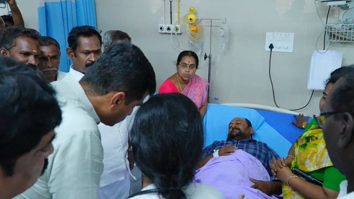 duraivaikooffl's tweet image. கரூர் கூட்ட நெரிசலில் சிக்கி சிகிச்சை பெற்று வருபவர்களை மருத்துவமனையில் சந்தித்து ஆறுதல் கூறினேன்.

கரூரில் தவெக தலைவர் சகோதரர் விஜய் அவர்களின் பரப்புரைக் கூட்டத்தில் கூட்ட நெரிசல் காரணமாக குழந்தைகள், பெண்கள் உட்பட 40-பேர் உயிர் இழந்தார்கள் என்ற செய்தியும், 50 க்கும் மேற்பட்டோர்…