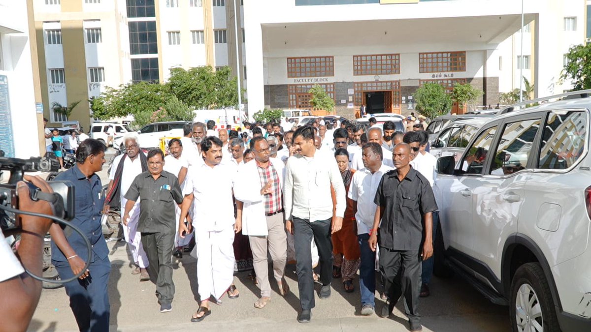 duraivaikooffl's tweet image. கரூர் கூட்ட நெரிசலில் சிக்கி சிகிச்சை பெற்று வருபவர்களை மருத்துவமனையில் சந்தித்து ஆறுதல் கூறினேன்.

கரூரில் தவெக தலைவர் சகோதரர் விஜய் அவர்களின் பரப்புரைக் கூட்டத்தில் கூட்ட நெரிசல் காரணமாக குழந்தைகள், பெண்கள் உட்பட 40-பேர் உயிர் இழந்தார்கள் என்ற செய்தியும், 50 க்கும் மேற்பட்டோர்…