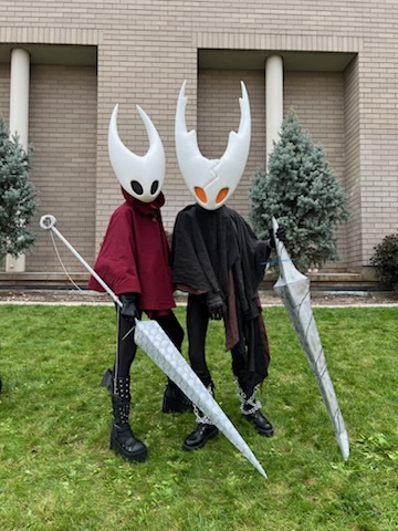YepSSB's tweet image. I cosplayed this year! It was my first time doing anything this big and I'm lucky to have a spouse who is so talented at crafting.

I am THK and they are Hornet :)