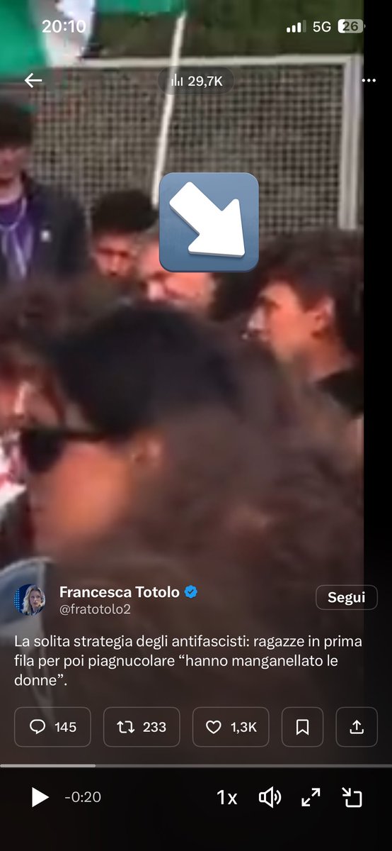 donpedrodls's tweet photo. @Dubbiosismo @fratotolo2 Ho zoomato e fatto stopmotion su praticamente tutto il video, pare che questo individuo qui ad un certo punto, faccia un movimento come a voler sputare in viso al poliziotto che ha di fronte. Di fatto 1 secondi dopo partono le randellate proprio da parte di quel poliziotto nei… https://t.co/jEwf2UxYDV