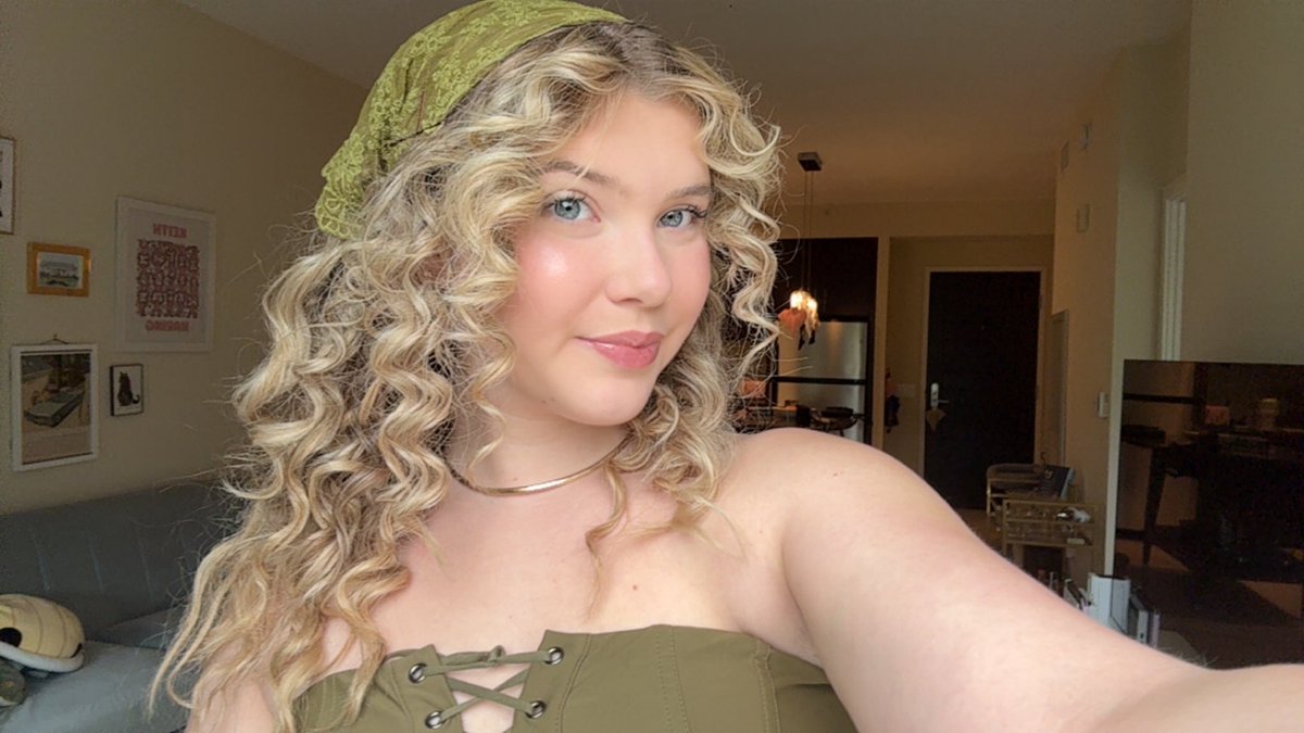 a moment for the hair
