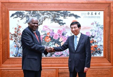 Esteban Lazo: «En el aniversario 65 del establecimiento de relaciones diplomáticas entre #Cuba🇨🇺 y #China🇨🇳, una entrañable felicitación al pueblo, el Gobierno y la Asamblea Popular Nacional de la hermana República Popular China.Seguiremos fortaleciendo relaciones parlamentarias»