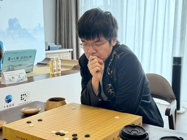 YennyYoung's tweet image. 以下は柯潔が棋聖三連覇達成直後のインタビューです。（写真は新浪棋牌さん）

記者：史上初の棋聖三連覇です。まず今日の一局を振り返ってください。…