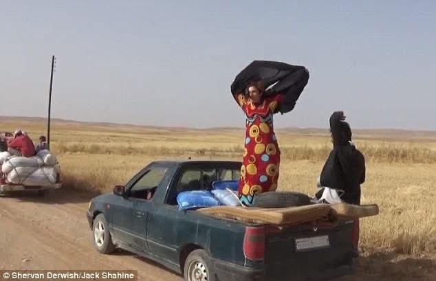 Estas fotografías son del momento de la liberación de algunos pueblos y ciudades de manos de ISIS. Algunas mujeres tiraron el niqab, mientras otras los quemaron. 

Fotografías reales.