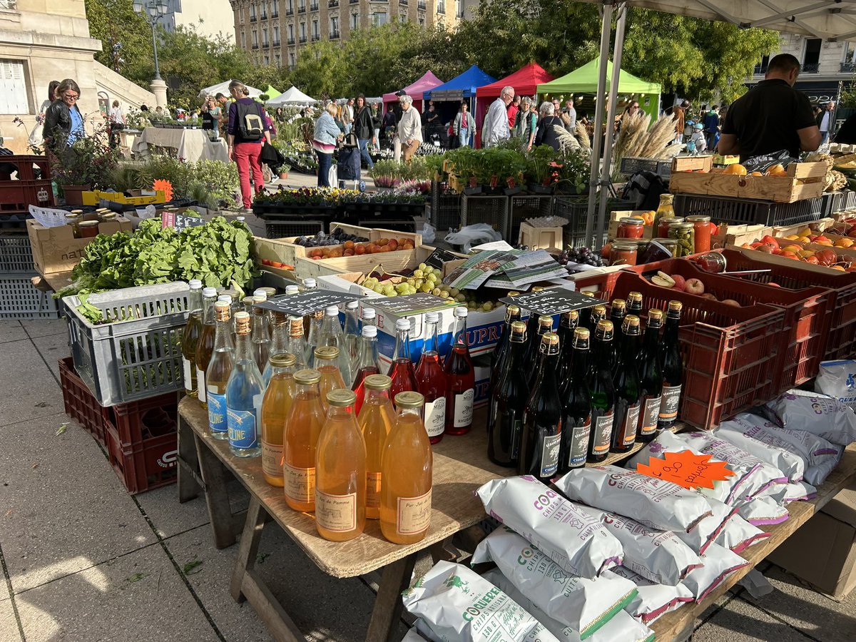 Magnifique Marché aux plantes à <a href="/Ville_Asnieres/">Mairie d'Asnières-sur-Seine</a> aujourd’hui sur le parvis de la Mairie #AsnieresSurSeine #Plantes