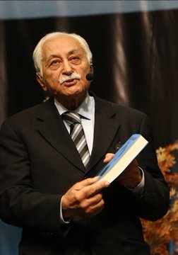 Ulu Önder Atatürk’e karşı söylemleri ve terörist Fethullah Gülen’e övgüleriyle tanınan yazar Yavuz Bülent Bakiler gebermiş

Darısı tüm Atatürk düşmanı yalakaların başına