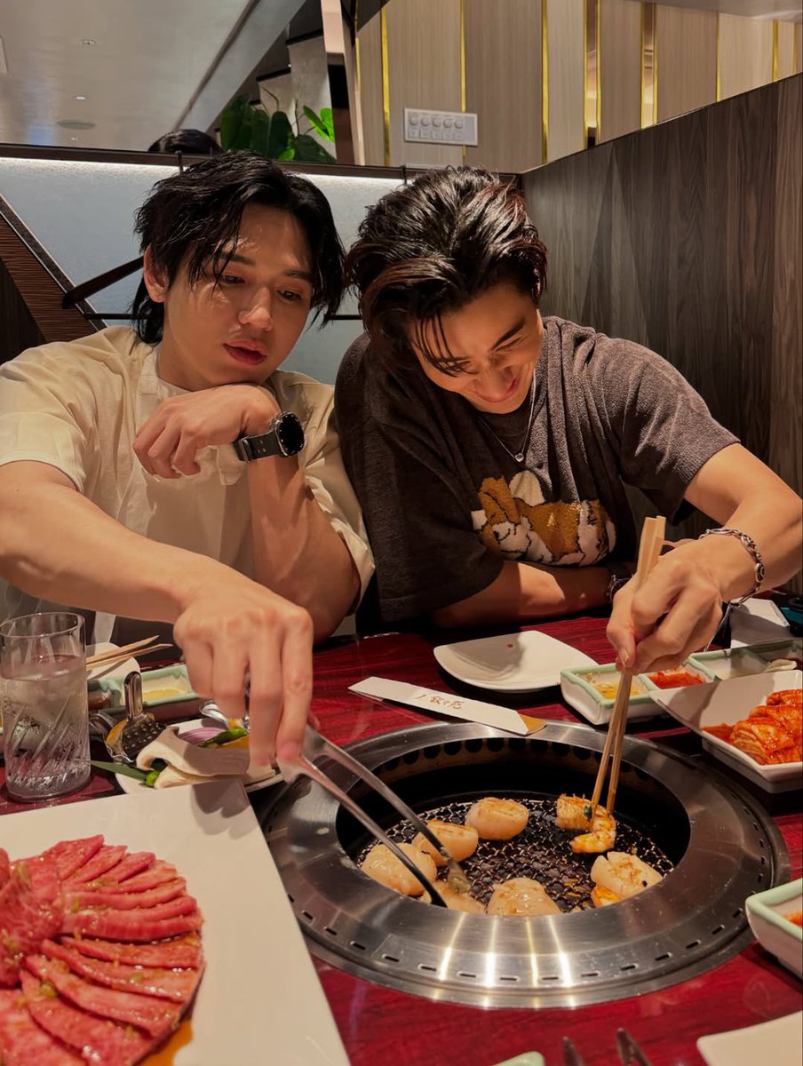 tawanchapter's tweet photo. stick together🤎 #เตนิว https://t.co/R7M1ZwDFjO
