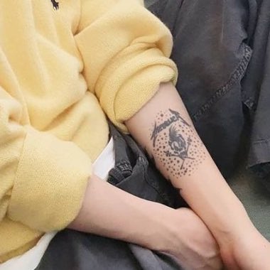 아니 나 당연히 사복일거라고 생각하고 잇엇네...

왜냐면
그는 평소에도 메탈리카 옷을 입고 다니고
왼팔에는 가사 타투가
오른팔에는 앨범커버 타투가 있으며
콘서트 셋리에 메탈리카 커버가 잇는 남자니까 . . .

온몸으로 덕후인걸 티내시니까. . . 락페 또 불러주세요