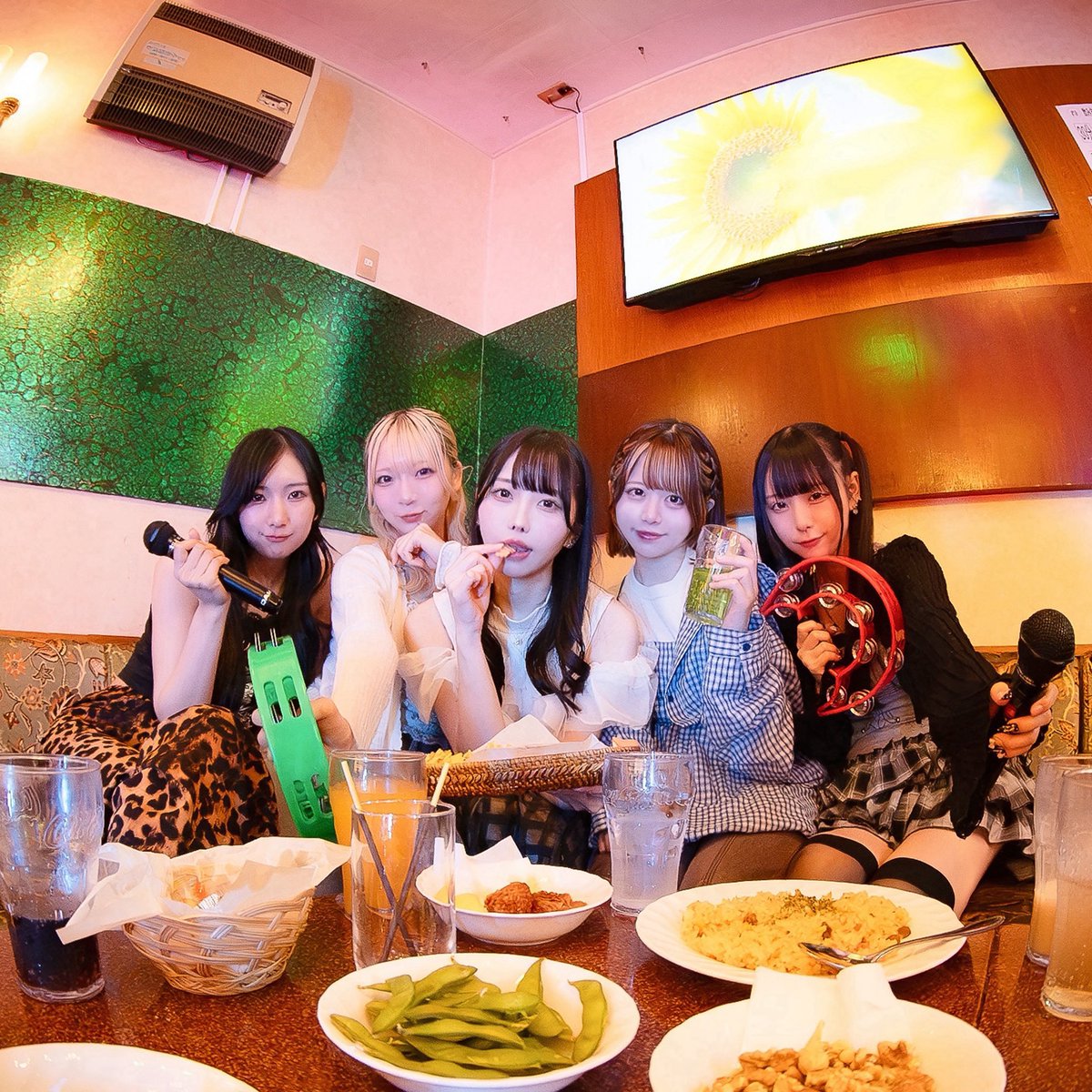 airattic新曲「アルカホリックファズ」配信スタートしました！！！

linkco.re/P4ag02sR

コンポーザー瀬名航さんのサウンドにハヤシングのギターソロと堀江晶太さんのリードベースを載せた極上飲酒ソングです！どうぞご飲酒ください！

MVはこちら
youtu.be/1BVHOhGGNcw