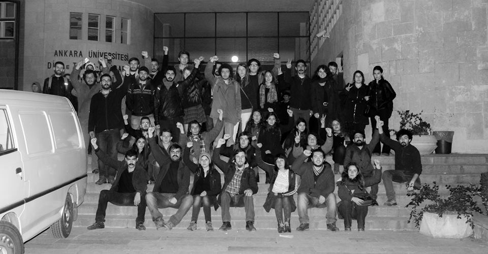 Fakültede faşist temizliği gerçekleştiren Dil-Tarih'li devrimciler gün sonunda hatıra fotoğrafı çektirdi. | 14 Kasım 2014