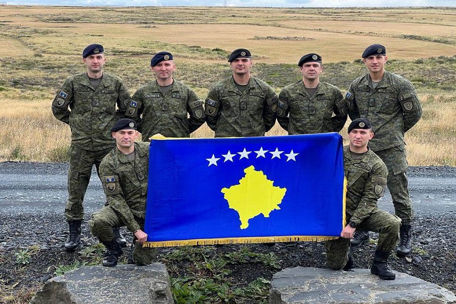 Argentina no reconoce a Kosovo como un país independiente. Para colmo, Kosovo mandó tropas este año a Malvinas para hacer ejercicios militares con los que ocupan nuestro territorio 🇬🇧.
La diplomacia profesional argentina parece que está de adorno…