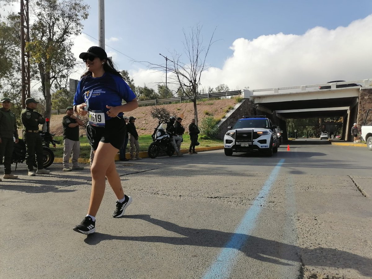 SSPCSLP's tweet photo. ℹ️Actualización
#MMUASLP⚪️🔵
🚧🏃♀️🏃🏻Últimos participantes del Medio maratón de @LaUASLP se desplazan sobre avenida Cuauhtémoc hacia la Zona Centro.
Oficiales de Policía Vial resguardan el paso de los atletas y paulatinamente retiran los cierres viales y se restablece la circulación vehicular, sigue indicaciones.
🚓🚨
