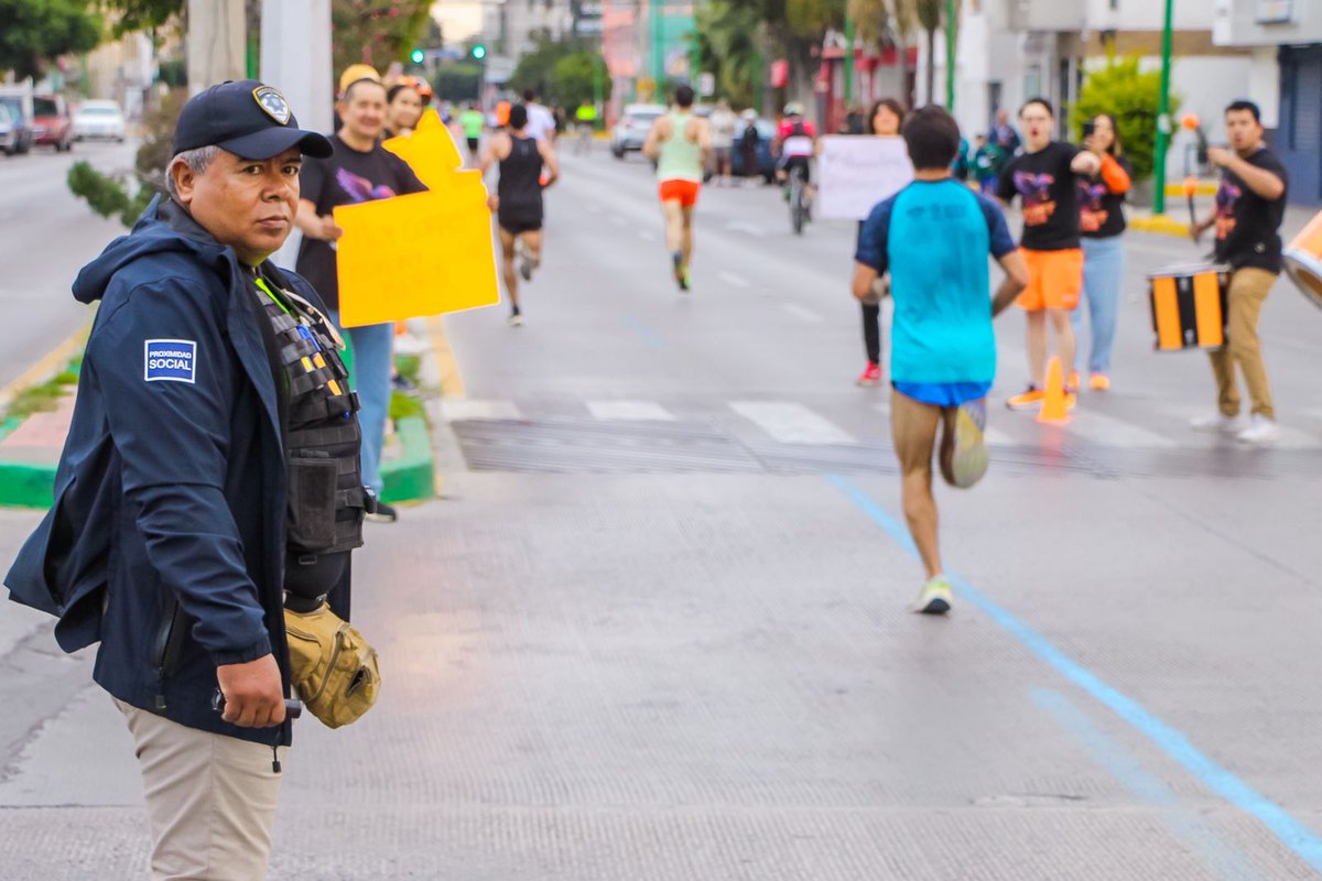 SSPCSLP's tweet photo. ℹ️Actualización
#MMUASLP⚪️🔵
🚧🏃♀️🏃🏻Últimos participantes del Medio maratón de @LaUASLP se desplazan sobre avenida Cuauhtémoc hacia la Zona Centro.
Oficiales de Policía Vial resguardan el paso de los atletas y paulatinamente retiran los cierres viales y se restablece la circulación vehicular, sigue indicaciones.
🚓🚨