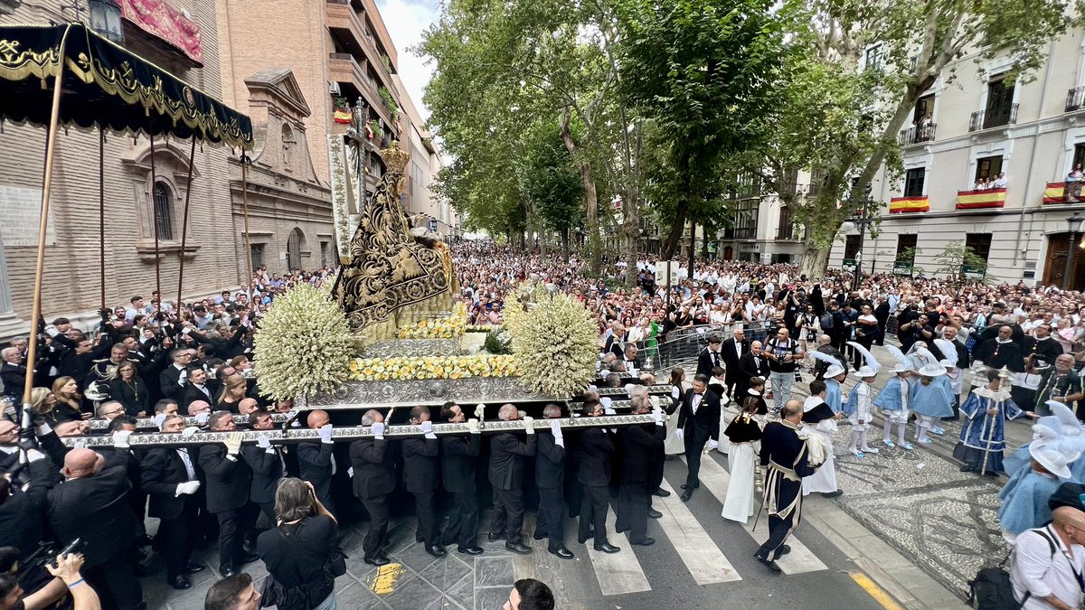 🔴 #AhoraDirecto | Ya está en la calle la Patrona de Granada. Lo vemos en directo 

ahoragranada.com/noticias/en-di…