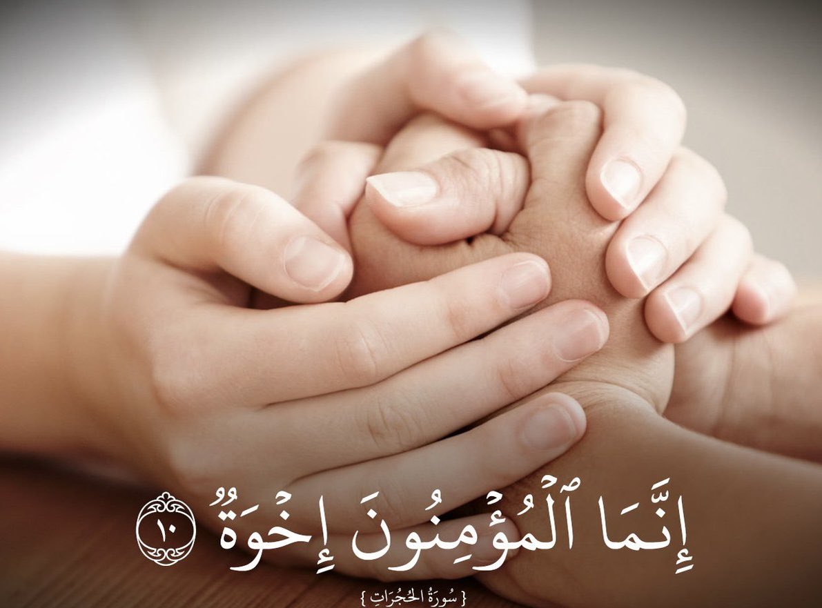 #أخوان_الطينة 

هل تعلم لماذا أحياناً تصير مهموماً مغموماً بلا سبب ظاهر؟ السبب: أن أحد إخوانك من طينتك، ممن تعارفت معه في عالم الذر، قد أصابته مصيبة، فسرت الكآبة من قلبه إلى قلبك. 

وكذلك أحياناً تفرح فجأة بلا سبب ظاهر: لا مال جاءك، ولا منفعة أصبتَها...

السبب أن أحد من تعارفت