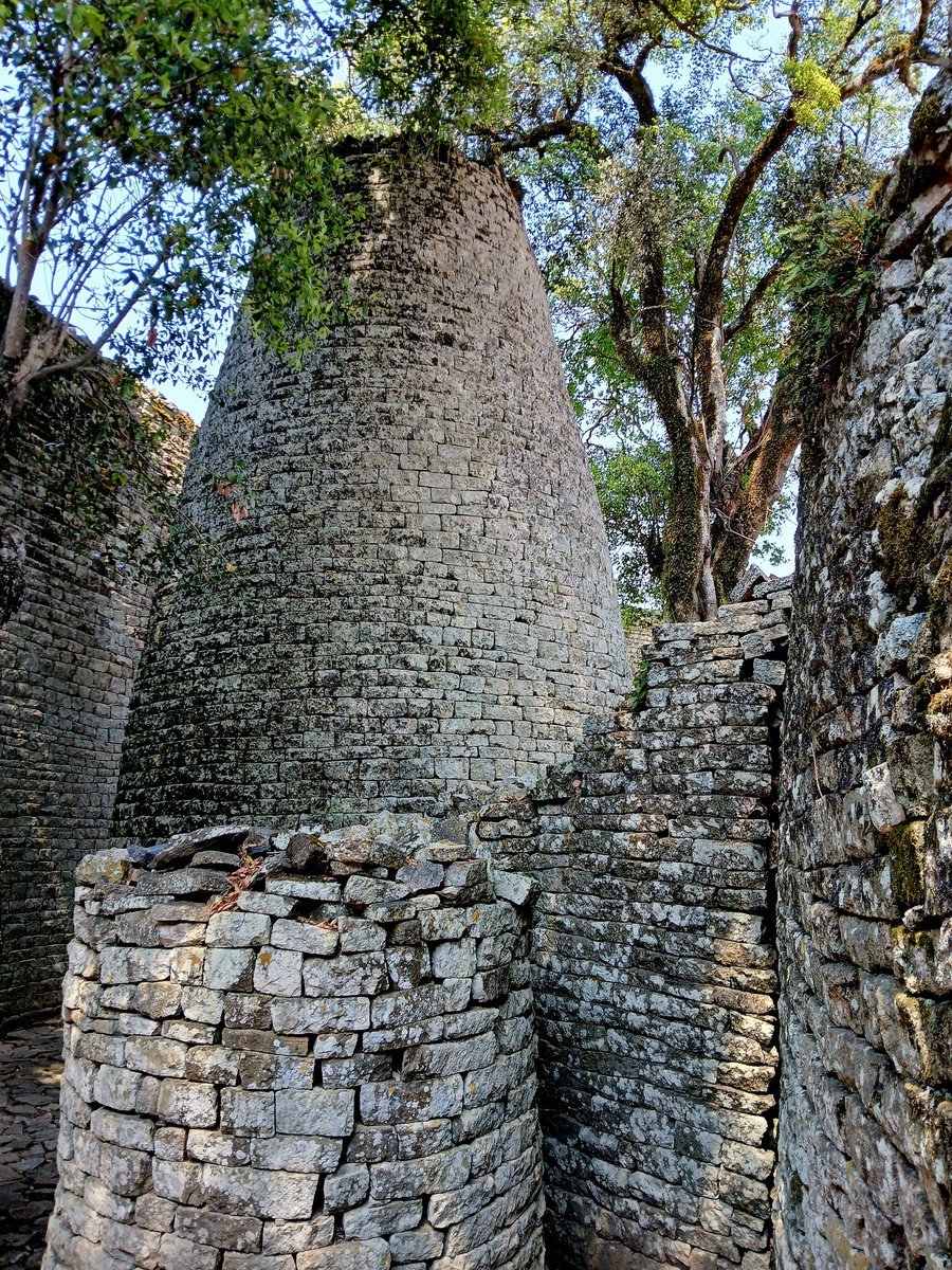 Impresionantes los muros de piedra, sin argamasa, de esta antigua civilización africana: Gran Zimbabue. Tuvieron su apogeo entre los siglos XI y XV. 
Ahora -desaparecida- quedan sus recintos amurallados.