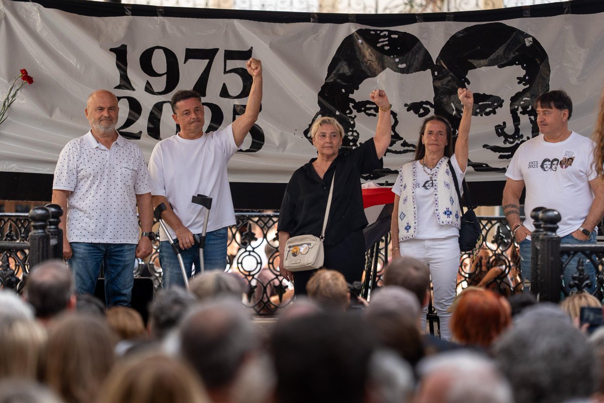 Askatasun haizeari ezin zaio hesirik jarri, memoriari giltzarraporik jarri ezin zaion bezala.

Zarauzko plaza jendez lepo gaur Txiki eta Otaegiri buruzko herri ikuskizun ibiltarian.

Txiki, Otaegi; herriarenak zarete🌹