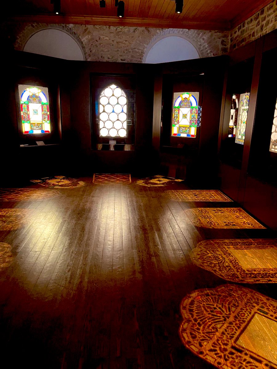 “Herkese bir pencere lazım, 
Önünde oturup her şeyi unutabileceği.”

📸