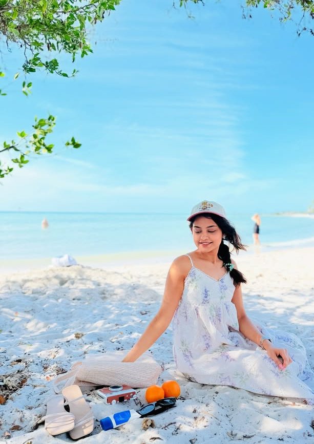 Kurupati505's tweet image. Happy holiday 💖 friends 
    Decided to spend my day on the beach ⛱️