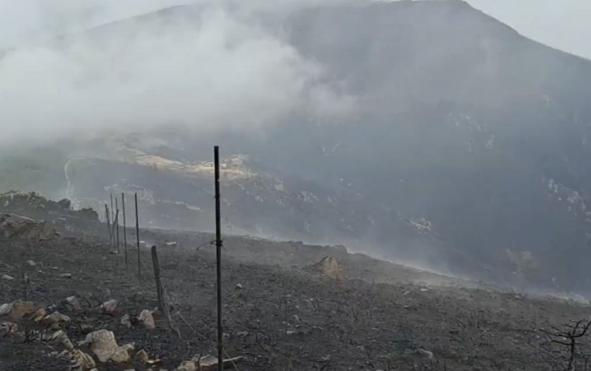 Flex⚡️ (@soy_flex) on Twitter photo 3.000 hectáreas han ardido por el momento y la lluvia "alivia" los trabajos de extinción, mucho ánimo a todos los que están trabajando #BomberosForestalesCM
#BomberosForestales #IFPeñalbadelaSierra 3.000 hectáreas han ardido por el momento y la lluvia "alivia" los trabajos de extinción, mucho ánimo a todos los que están trabajando #BomberosForestalesCM
#BomberosForestales #IFPeñalbadelaSierra