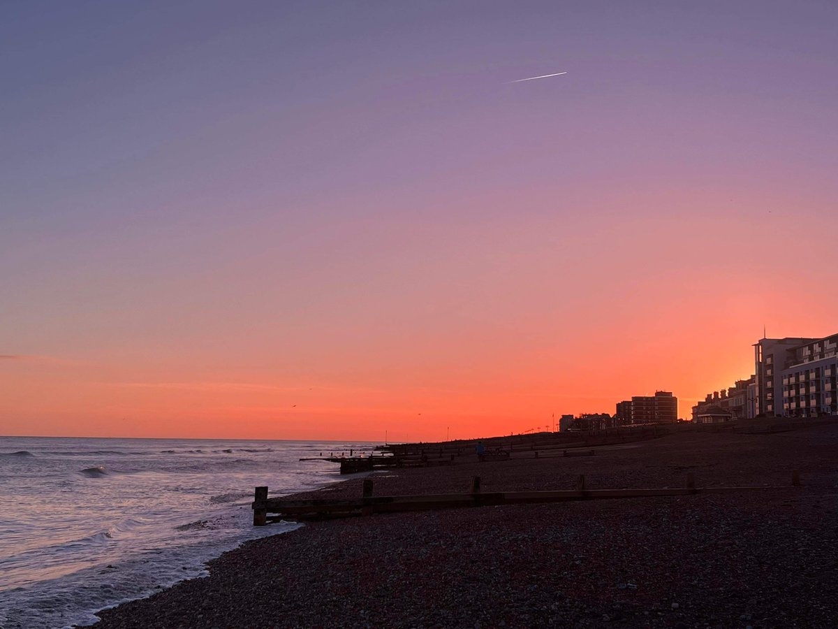 d_caseyx's tweet image. Sometimes looking through rose tinted glasses can be beautiful… 💗🕶️ #pinkskies #rosetintedglasses #photography #beauty