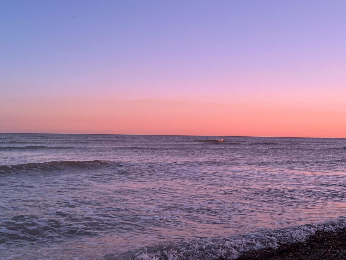 d_caseyx's tweet image. Sometimes looking through rose tinted glasses can be beautiful… 💗🕶️ #pinkskies #rosetintedglasses #photography #beauty