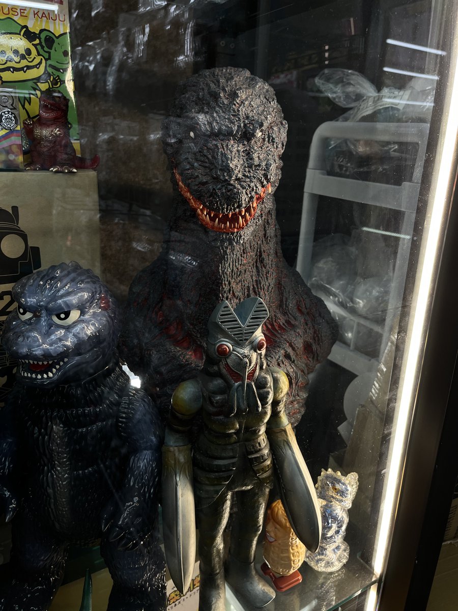 tanakastudio's tweet photo. 昔3D原型を作りましたXM STUDIOの50cmバカでかシンゴジラ バスト。
台湾のショップで実物に初対面✨
#xmstudio #godzilla #shingodzilla #台湾 #台北 #taipei https://t.co/PjdSRJdVve