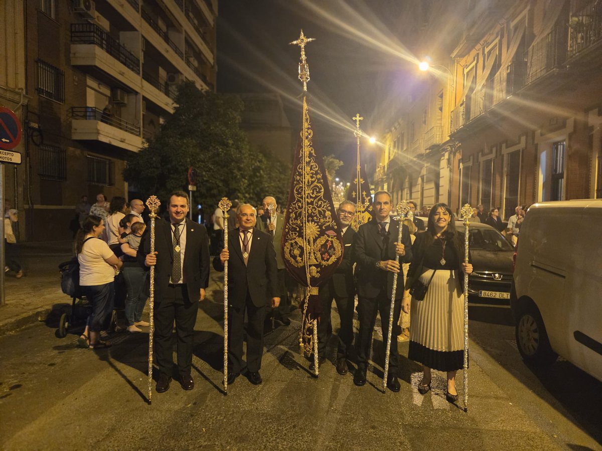 🟣⚪️ 𝐉𝐔𝐍𝐓𝐀 𝐃𝐄 𝐆𝐎𝐁𝐈𝐄𝐑𝐍𝐎 | 𝐒𝐚𝐥𝐢𝐝𝐚 𝐩𝐫𝐨𝐜𝐞𝐬𝐢𝐨𝐧𝐚𝐥 𝐇𝐞𝐫𝐦𝐚𝐧𝐝𝐚𝐝 𝐝𝐞 𝐕𝐚𝐥𝐯𝐚𝐧𝐞𝐫𝐚. 

En el día de ayer, nuestro Hermano Mayor, miembros de la Junta de Gobierno y auxiliares, participaron en la procesión de nuestra querida Hermandad de