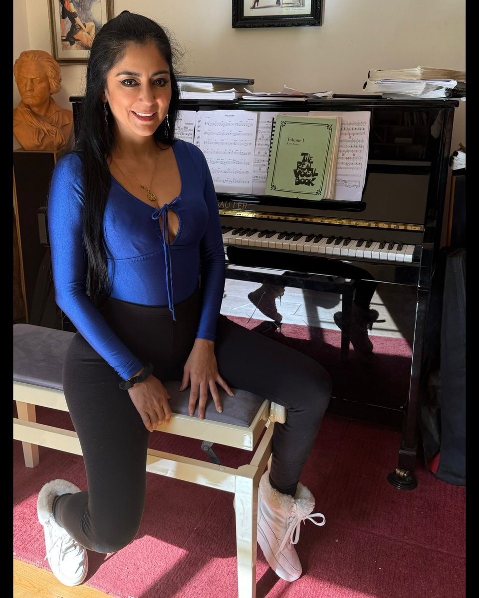 karlalazoartist's tweet image. 🇫🇷#normadie : #nature , #amis , #musique , #vin , #amour et #paix .💙🤍❤️
.
.
.
#singer #chanteuse #cantantemexicana #karlalazo #paris #france #actriz #artist #mexico