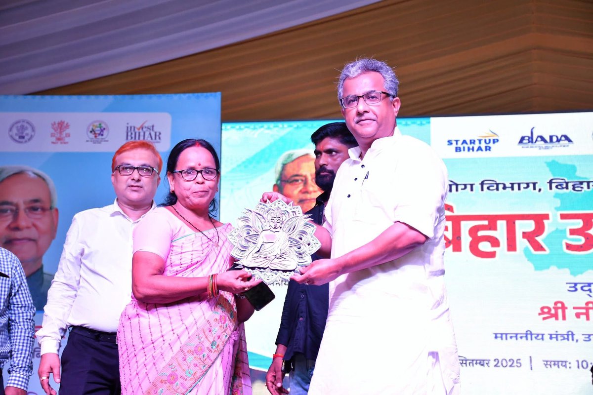BiharKhadi's tweet photo. झंझारपुर में तीन दिवसीय बिहार उद्यमी मेला 2025 का सफल समापन!

👉120+ स्टॉल्स पर खादी, हस्तशिल्प, खाद्य प्रसंस्करण व वस्त्र उद्योग को मिली नई पहचान।
👉यह आयोजन वोकल फॉर लोकल को सशक्त बनाते हुए आत्मनिर्भर बिहार और विकसित भारत की दिशा में अहम कदम है।

@mishranitish

#BiharUdyamiMela https://t.co/9bKc5PMJgV