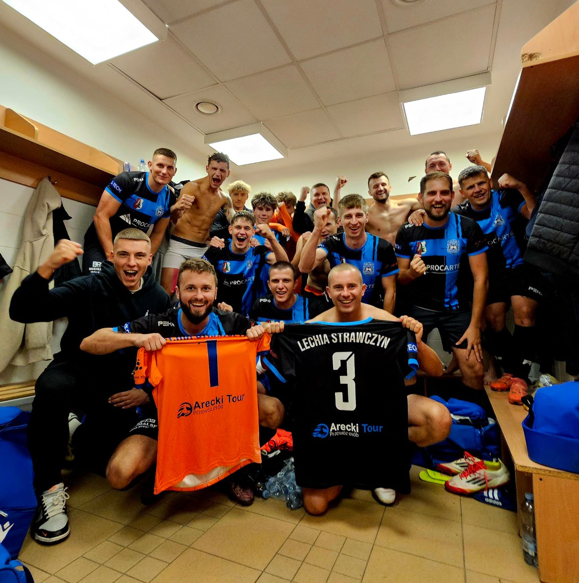 lechia1995's tweet photo. KTO WYGRAŁ MECZ?!💪⚽️💙 https://t.co/P82hU2uUGT