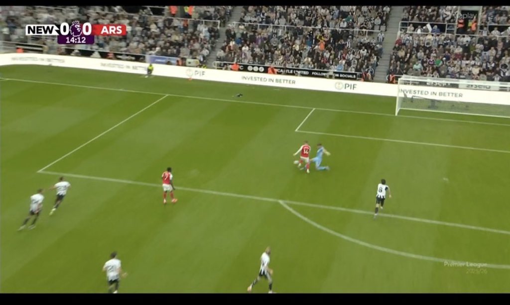 Keeper rørte ballen så her er det fritt frem å måkke ned angripende spiller. Er jo ikke en målsjans. Det ser alle.

Ref regel 1.12.37 b) innført 28.09.2025 17:29