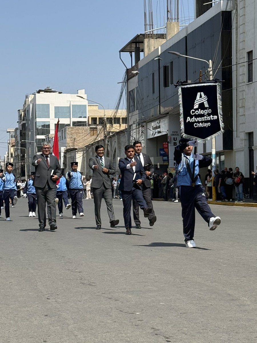 🎉🇵🇪 Con entusiasmo y acto de patriotismo se realiza el desfile de escoltas en la Plaza de Armas de Chiclayo 🙌🎶. Un momento de unidad, identidad y celebración ¡Feliz Aniversario Colegio Adventista Chiclayo! 

#Chiclayo #DesfileCívico #OrgulloPeruano