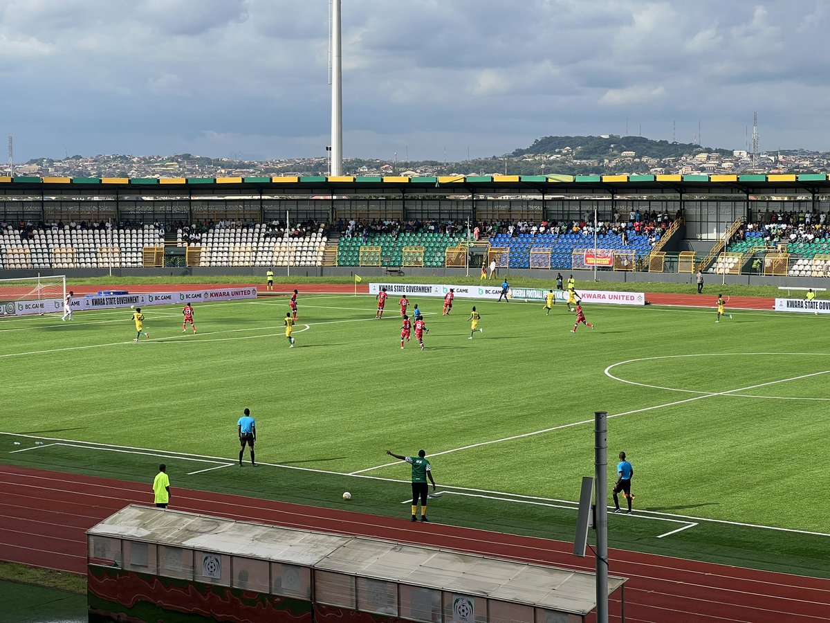 Modzerosport's tweet image. HALFTIME 

It’s stalemate here at the MKO Abiola Stadium.      
Kwara United🟡 | 0-0 | Asante Kotoko🔴

Both sides showing intent but no breakthrough yet. 

#CAFConfederationCup #Modzerosport #TrybalFootball