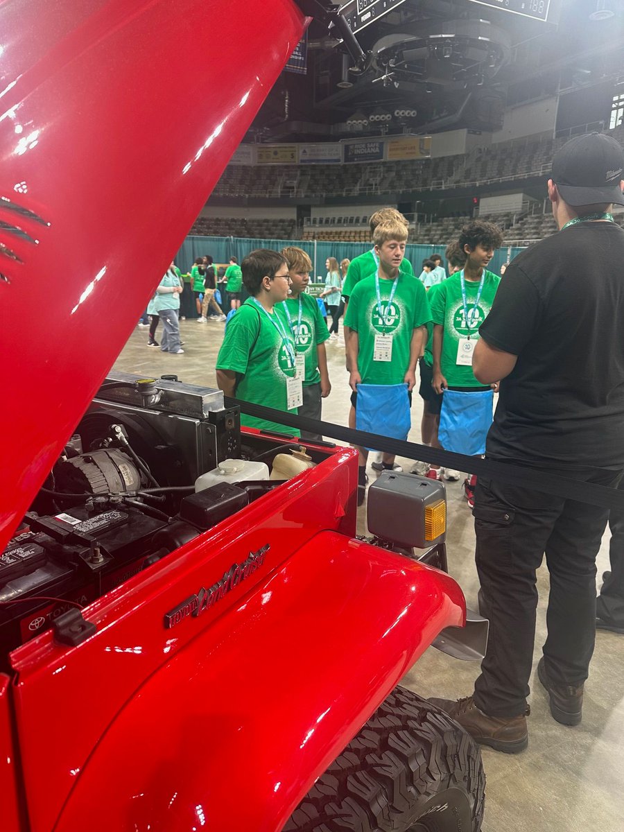 edmartinauto's tweet image. 🌟 Sunday Recap 🌟
Over 13,000 8th graders joined us at JA JobSpark 2025 to explore careers and get hands-on with the future. 🚗✨

Proud to showcase opportunities in service, sales, and tech at Ed Martin Automotive. 🙌

#JAJobSpark #FutureLeaders #SundayRecap