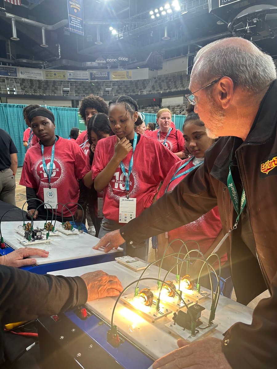 edmartinauto's tweet image. 🌟 Sunday Recap 🌟
Over 13,000 8th graders joined us at JA JobSpark 2025 to explore careers and get hands-on with the future. 🚗✨

Proud to showcase opportunities in service, sales, and tech at Ed Martin Automotive. 🙌

#JAJobSpark #FutureLeaders #SundayRecap