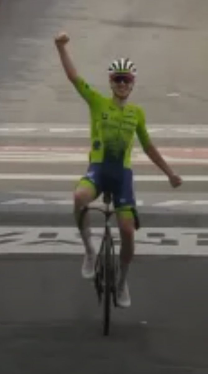 Podio stellare. Un alieno, Pogačar, un fenomeno, Evenepoel e un gran corridore che non molla mai, Healy. Grandissimi:
🥇 <a href="/TamauPogi/">Tadej Pogačar</a>
🥈 <a href="/EvenepoelRemco/">Remco Evenepoel</a> e
🥉 <a href="/_BHealyyy/">Ben Healy</a>
#Kigali2025
#mondialiciclismo
#Ruanda2025
#rwanda2025