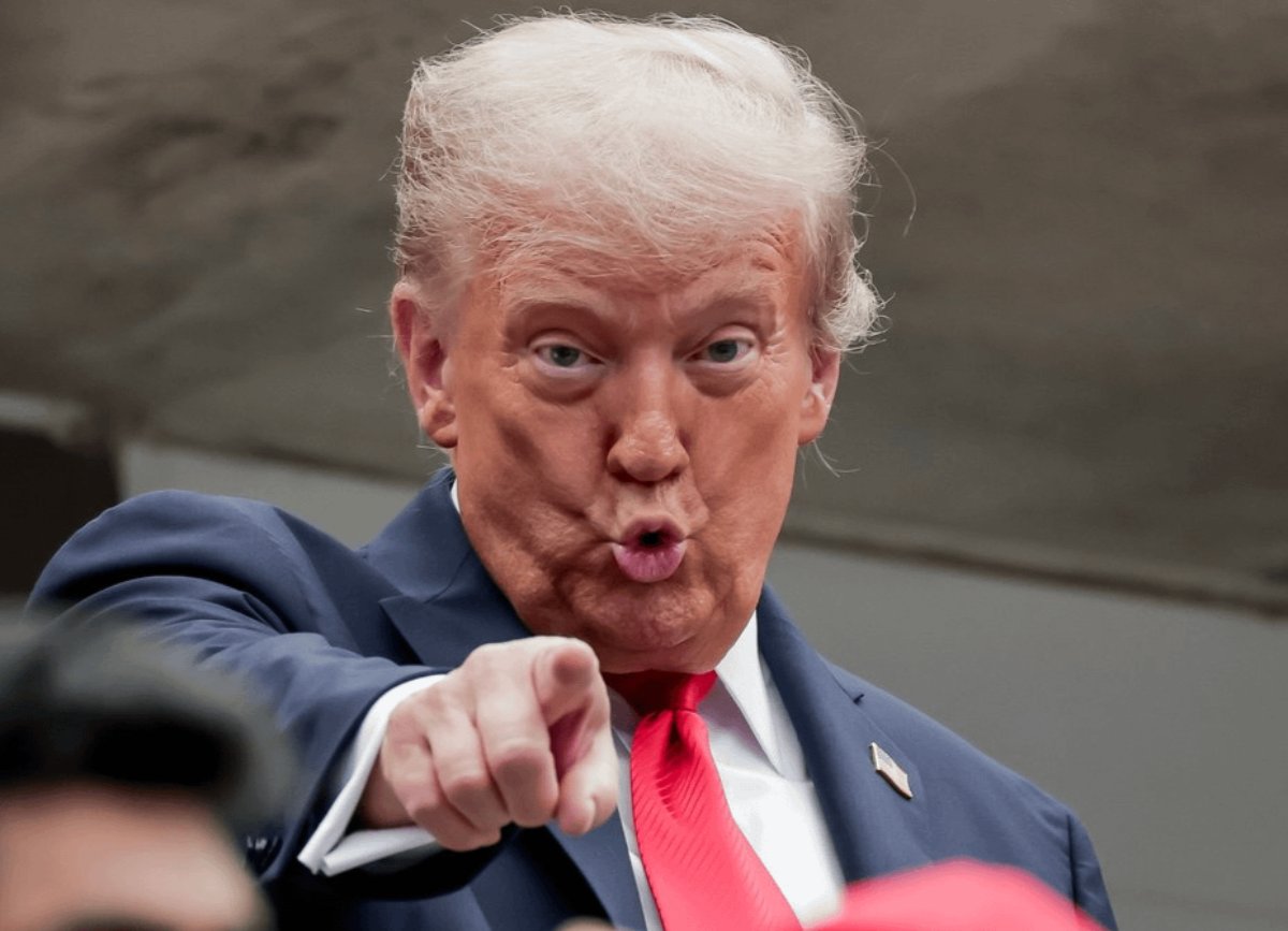 BladeDefi's tweet photo. BREAKING🚨:

Donald Trump might add Changpeng Zhao into his administration as a crypto advisor https://t.co/yw3dnzQI4A