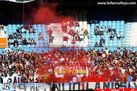 🔙 Se acuerdan cuando en el año 2012 Racing recibió al equipo con humo rojo, eso sucedió porque algunos hinchas de Independiente previo al partido cambiaron las latas de humo que en principio eran blancas.