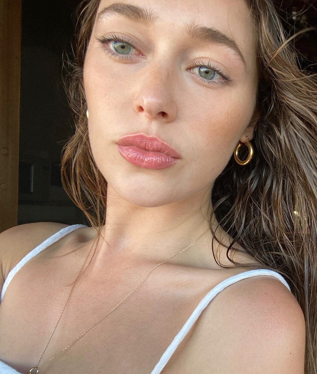 AFateOfDestiny's tweet image. The mother and the kids.