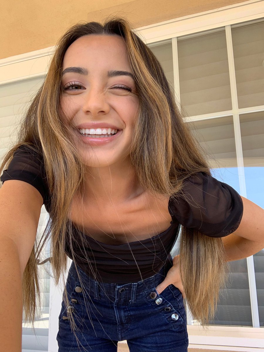 AFateOfDestiny's tweet image. The mother and the kids.