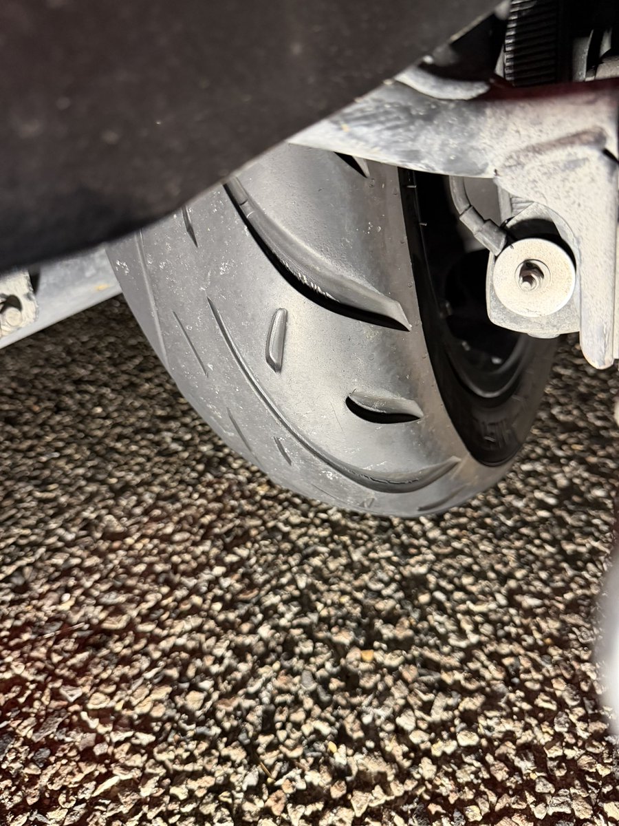 Dic_Ed1's tweet photo. Never again will I ever run @MetzelerMotoUSA #metzelertires on a motorcycle! Belts let go at 80 mph, tire only had 6,300 miles on it!! Pretty sure that new crease in my seat is permanent! #indianmotorcycle #indianchallenger https://t.co/z02N1spFh7