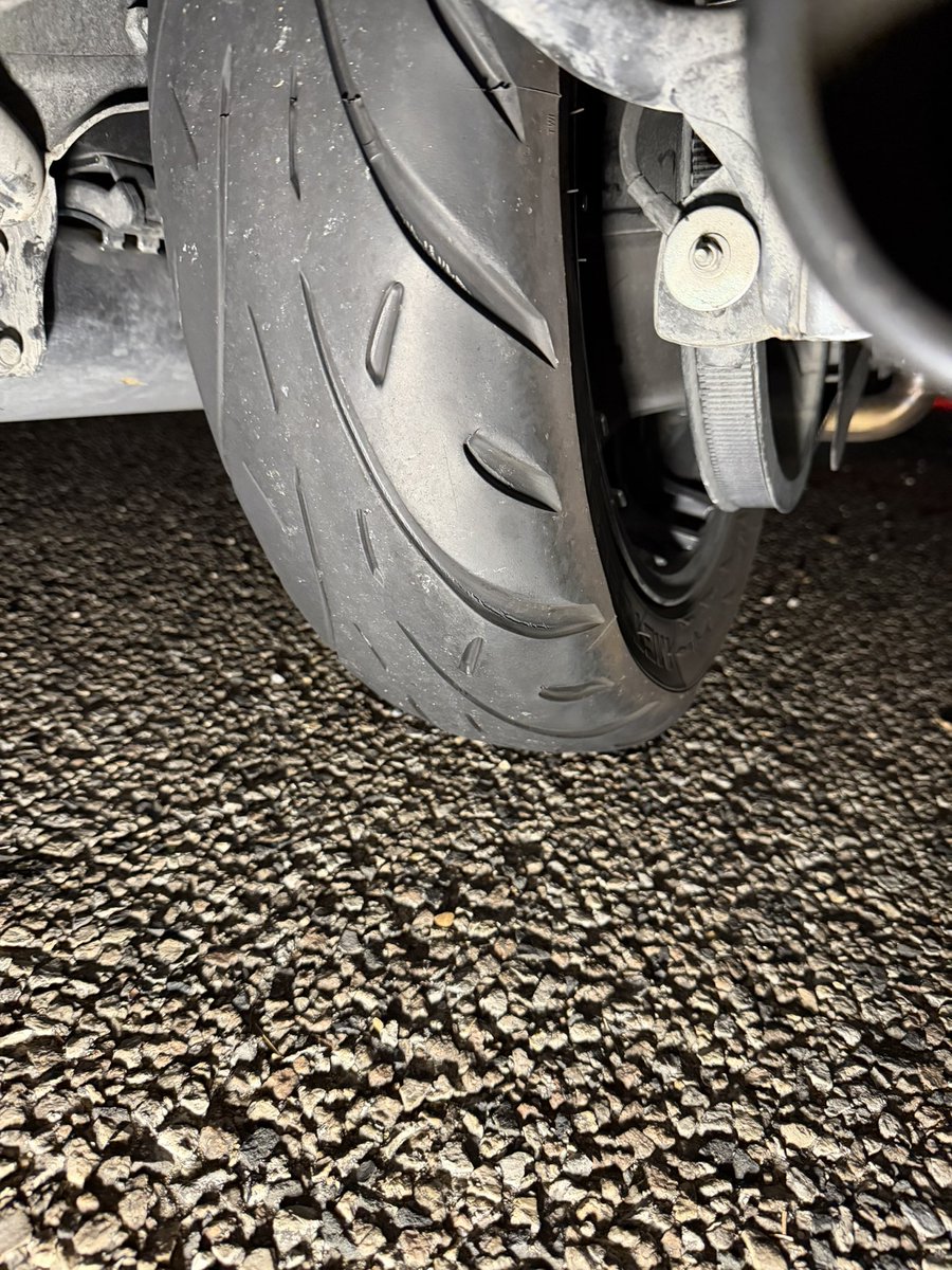 Dic_Ed1's tweet photo. Never again will I ever run @MetzelerMotoUSA #metzelertires on a motorcycle! Belts let go at 80 mph, tire only had 6,300 miles on it!! Pretty sure that new crease in my seat is permanent! #indianmotorcycle #indianchallenger https://t.co/z02N1spFh7